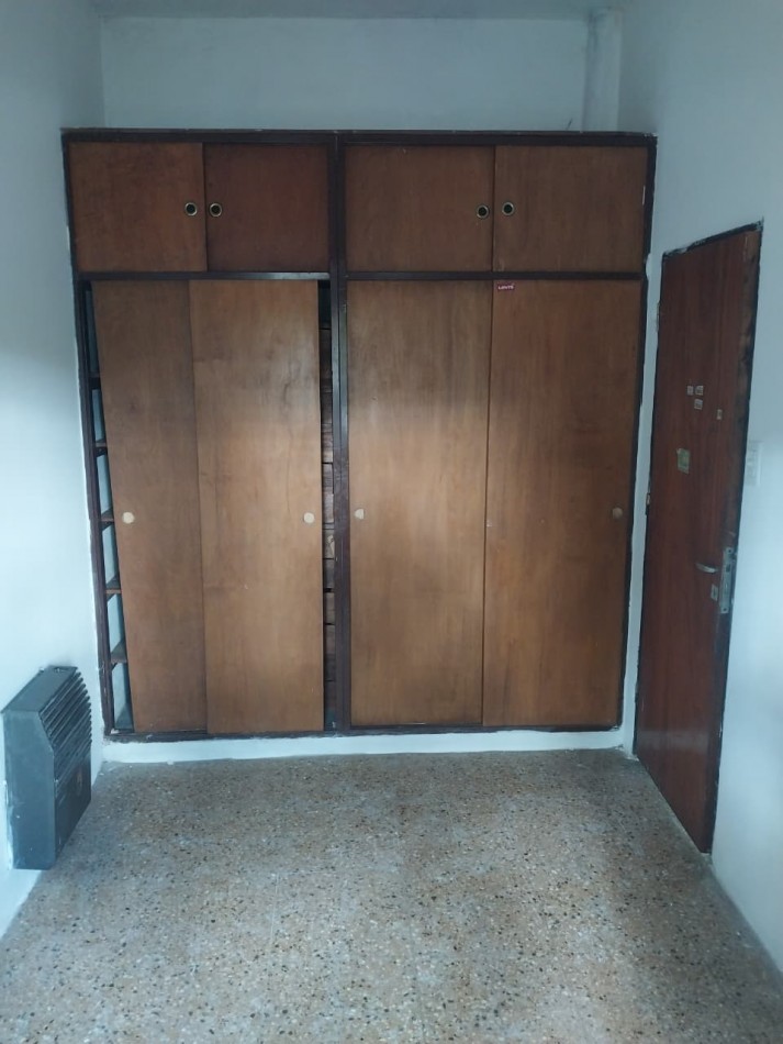 Casa al frente en 2 plantas con cochera 2 dormitorios patio y parrillero terraza Barrio Tablada