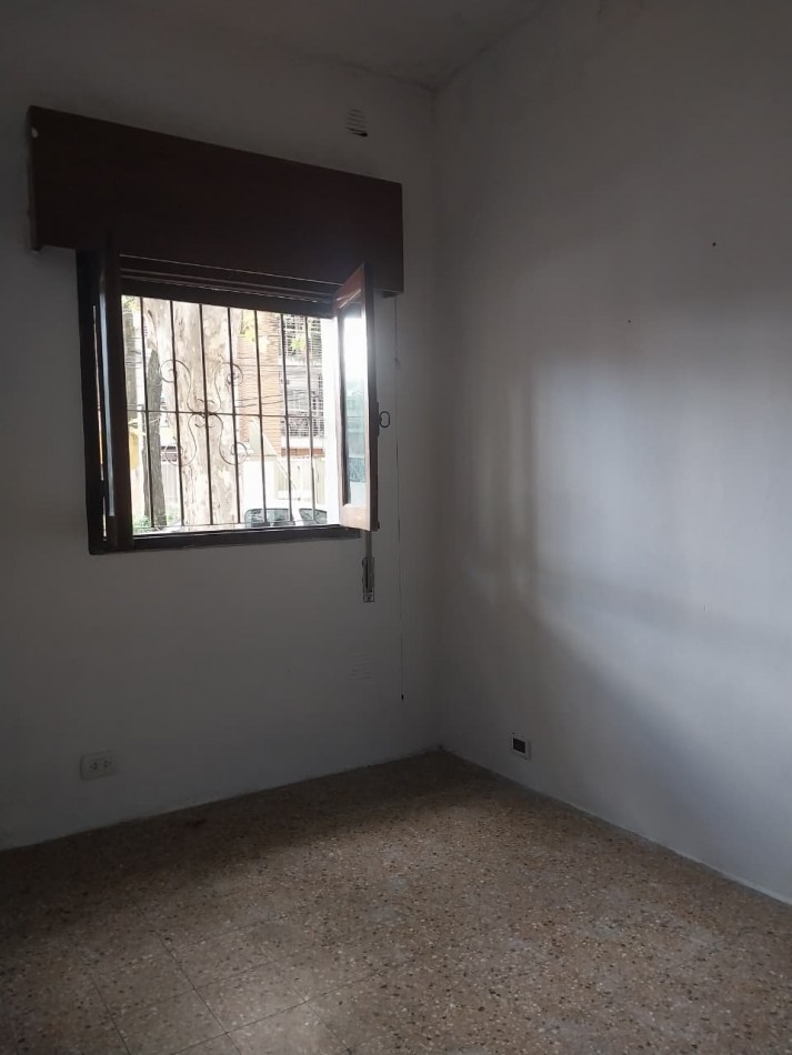 Casa al frente en 2 plantas con cochera 2 dormitorios patio y parrillero terraza Barrio Tablada
