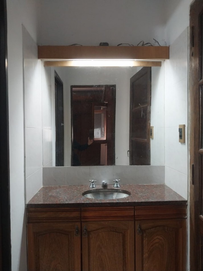 Casa al frente en 2 plantas con cochera 2 dormitorios patio y parrillero terraza Barrio Tablada