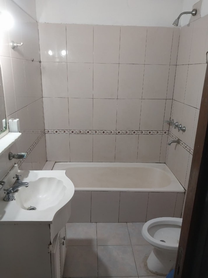 Casa al frente en 2 plantas con cochera 2 dormitorios patio y parrillero terraza Barrio Tablada