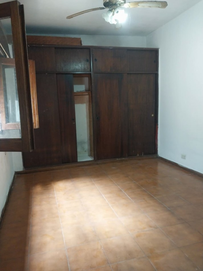 Casa al frente en 2 plantas con cochera 2 dormitorios patio y parrillero terraza Barrio Tablada