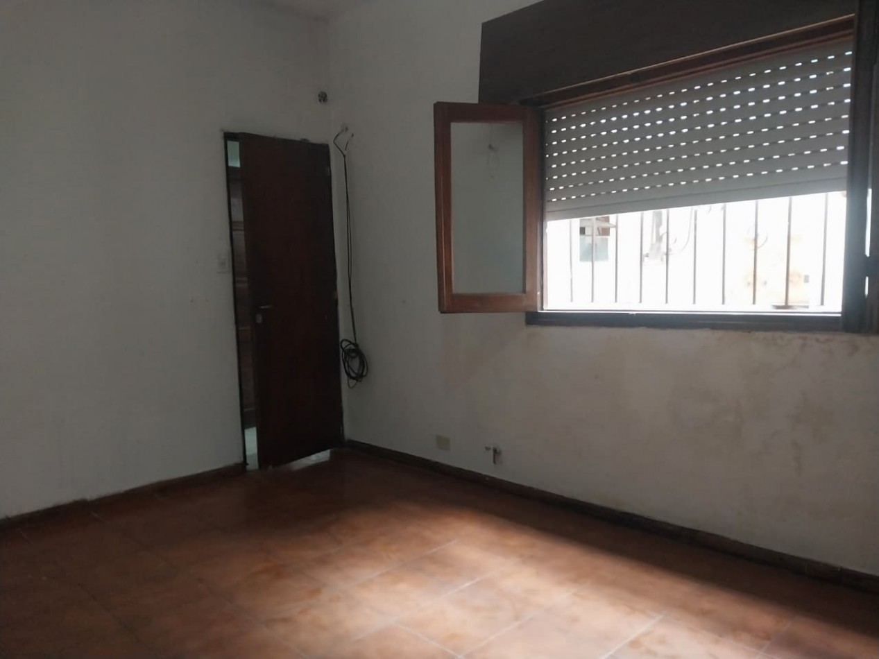 Casa al frente en 2 plantas con cochera 2 dormitorios patio y parrillero terraza Barrio Tablada