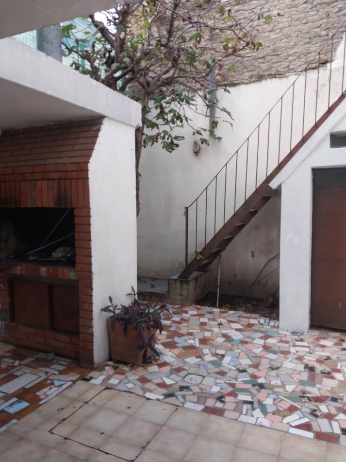 Casa al frente en 2 plantas con cochera 2 dormitorios patio y parrillero terraza Barrio Tablada