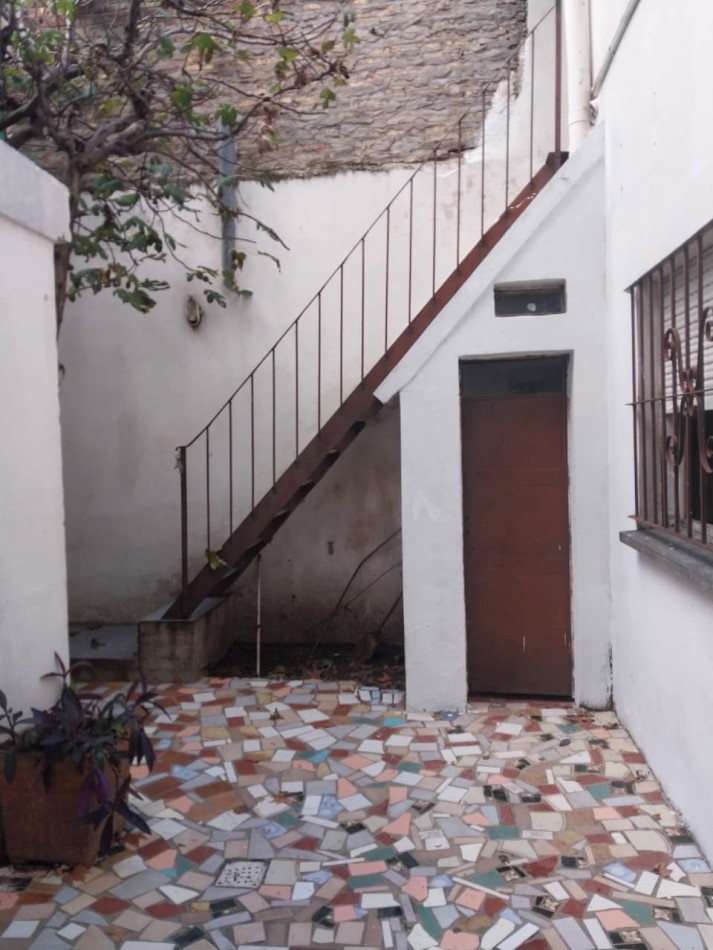 Casa al frente en 2 plantas con cochera 2 dormitorios patio y parrillero terraza Barrio Tablada