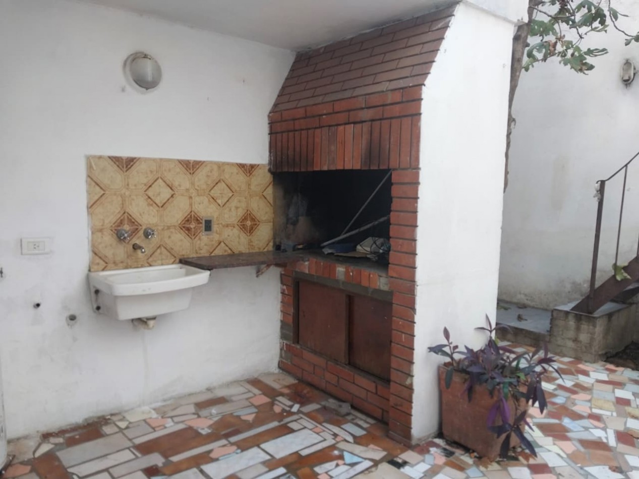 Casa al frente en 2 plantas con cochera 2 dormitorios patio y parrillero terraza Barrio Tablada