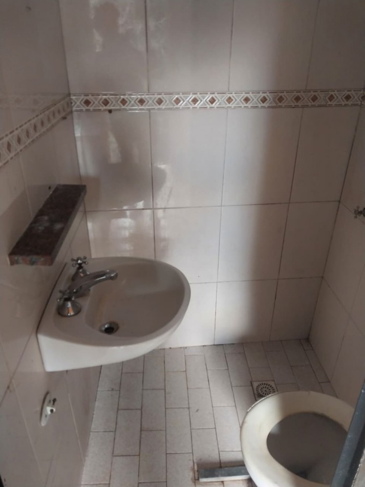 Casa al frente en 2 plantas con cochera 2 dormitorios patio y parrillero terraza Barrio Tablada