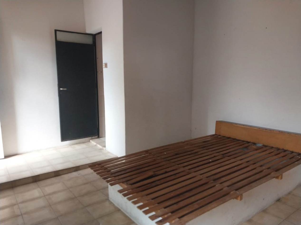 Casa al frente en 2 plantas con cochera 2 dormitorios patio y parrillero terraza Barrio Tablada