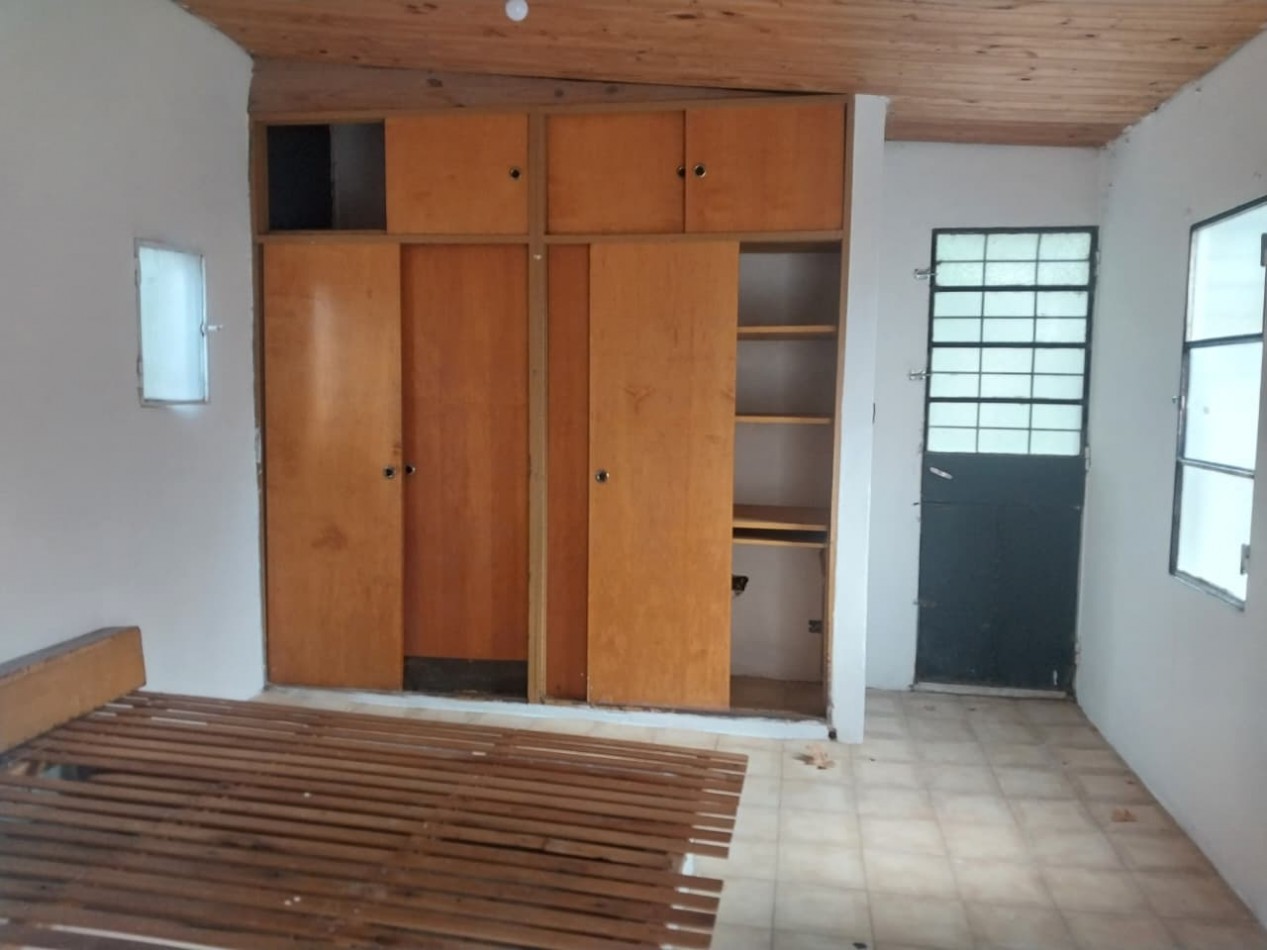 Casa al frente en 2 plantas con cochera 2 dormitorios patio y parrillero terraza Barrio Tablada