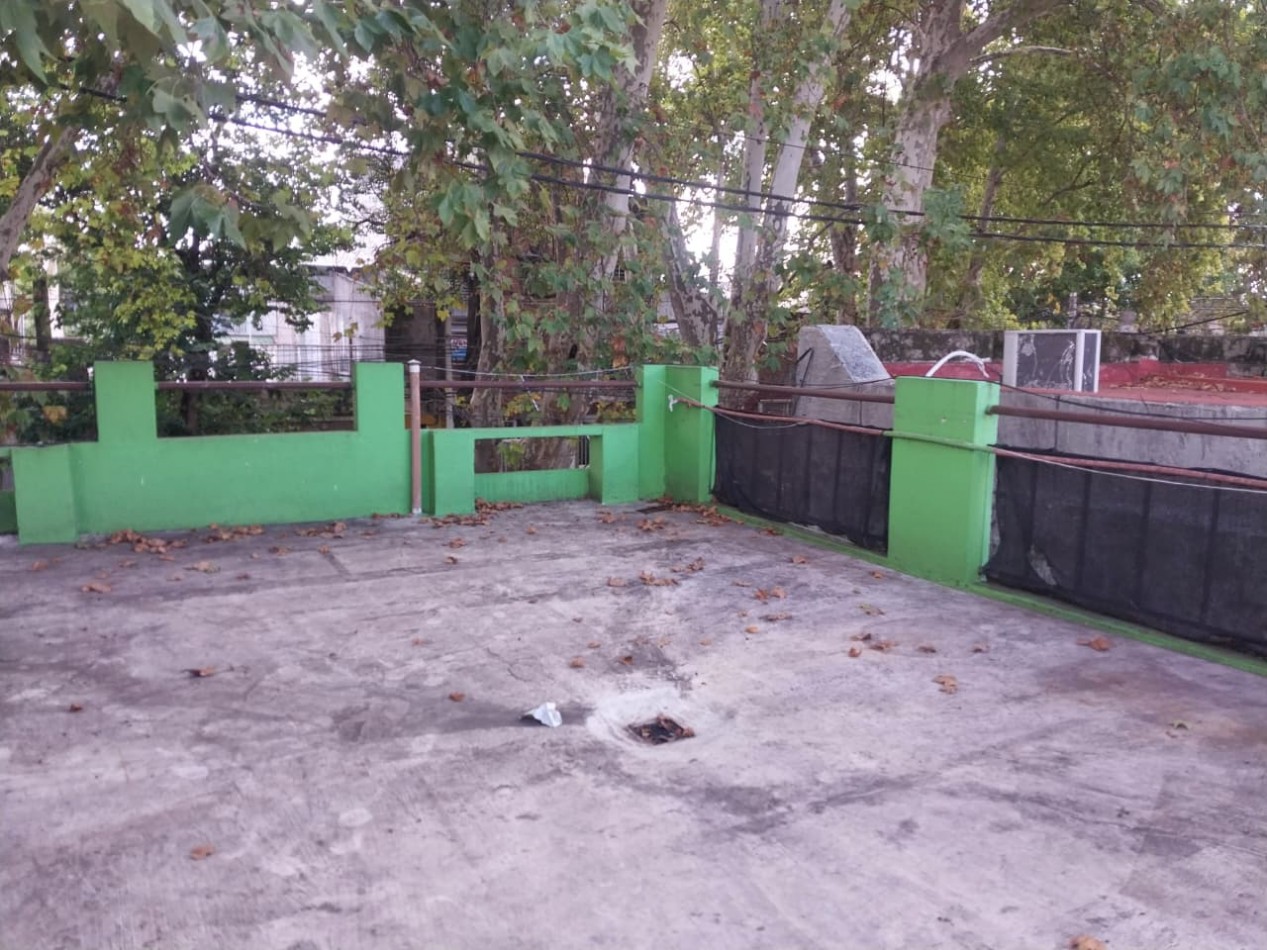 Casa al frente en 2 plantas con cochera 2 dormitorios patio y parrillero terraza Barrio Tablada