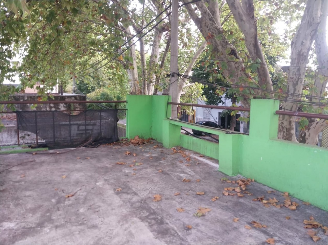Casa al frente en 2 plantas con cochera 2 dormitorios patio y parrillero terraza Barrio Tablada
