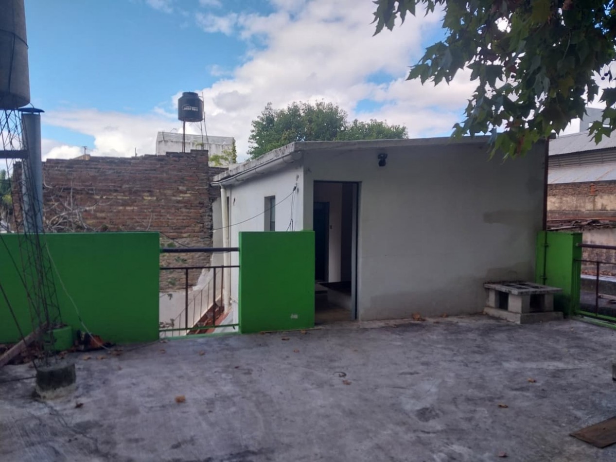Casa al frente en 2 plantas con cochera 2 dormitorios patio y parrillero terraza Barrio Tablada