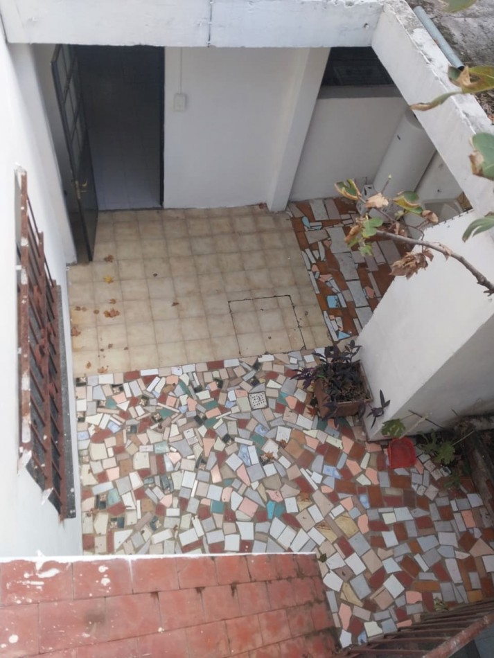 Casa al frente en 2 plantas con cochera 2 dormitorios patio y parrillero terraza Barrio Tablada
