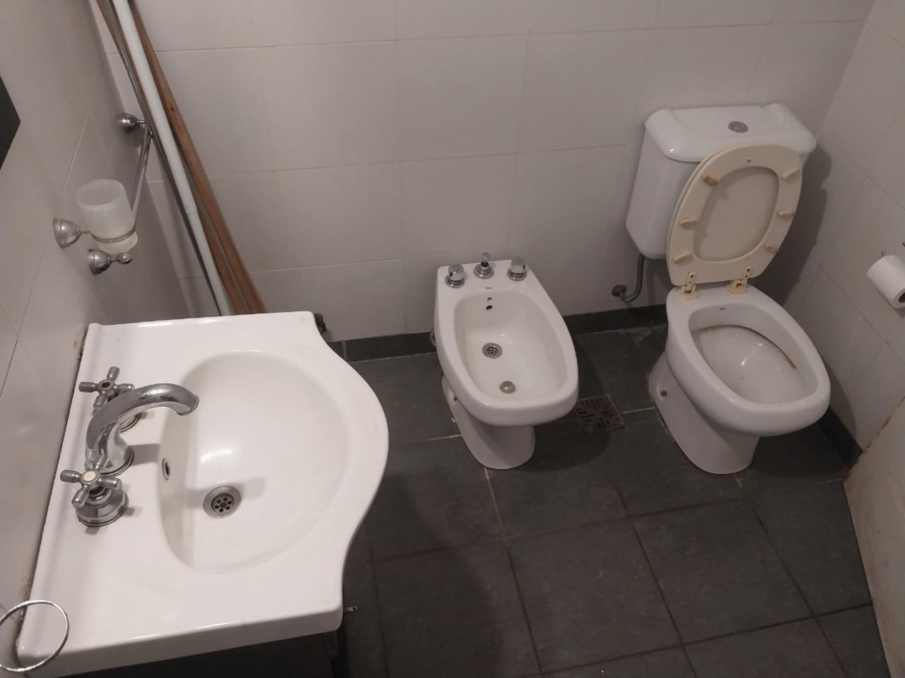 Departamento 1 dormitorio al frente lateral cerca de facultades y avenida Pellegrini Ayacucho 2005