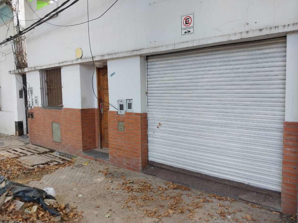 Casa al frente en 2 plantas con cochera 2 dormitorios patio y parrillero terraza Barrio Tablada
