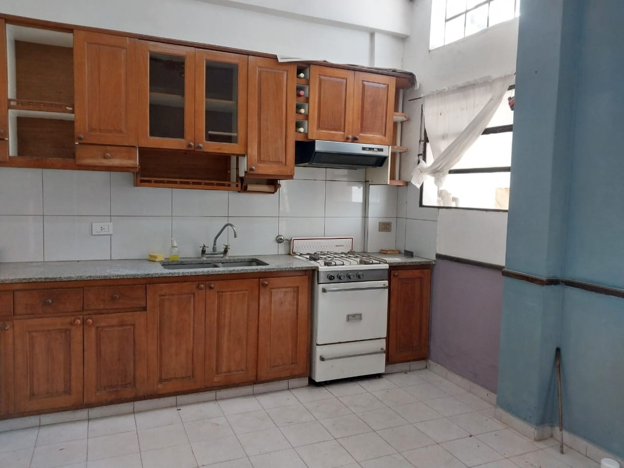 Casa al frente en 2 plantas con cochera 2 dormitorios patio y parrillero terraza Barrio Tablada