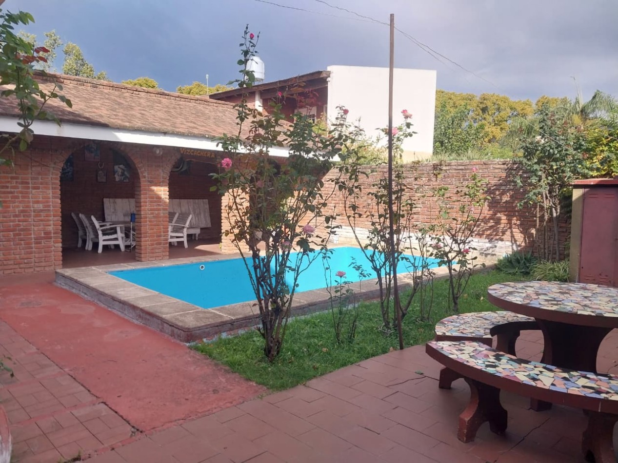 CASA AL FRENTE CON RETIRO DE JARDIN 