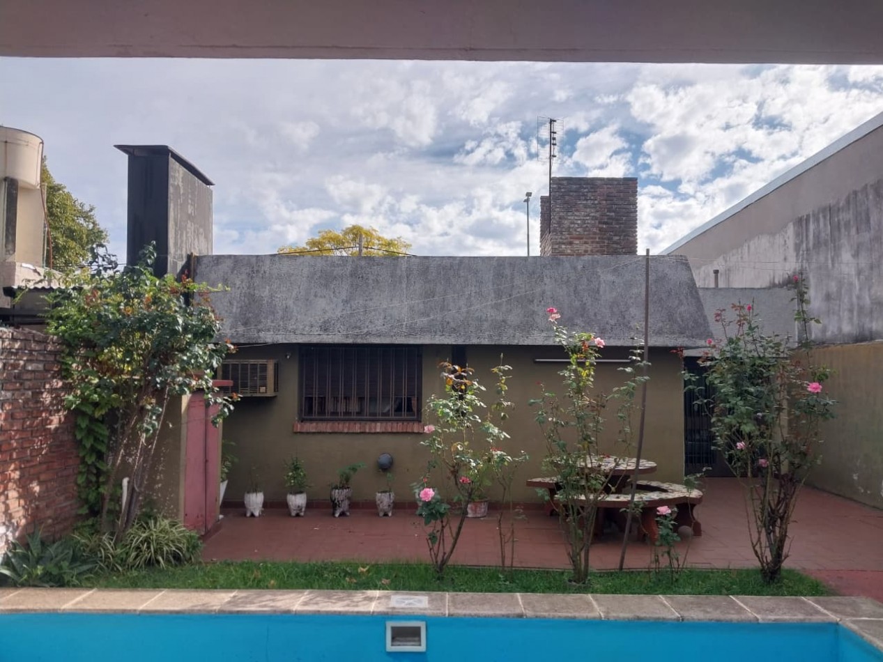 CASA AL FRENTE CON RETIRO DE JARDIN 