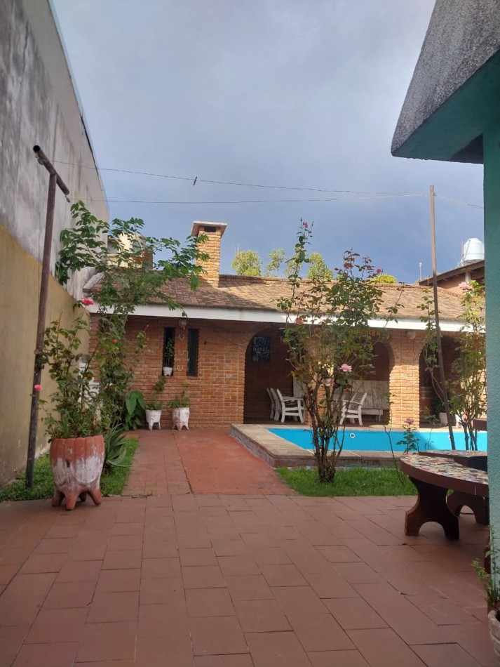 CASA AL FRENTE CON RETIRO DE JARDIN 