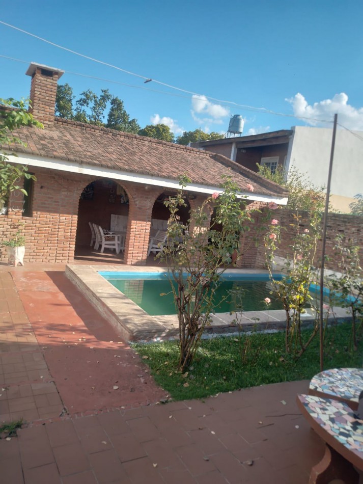 CASA AL FRENTE CON RETIRO DE JARDIN 