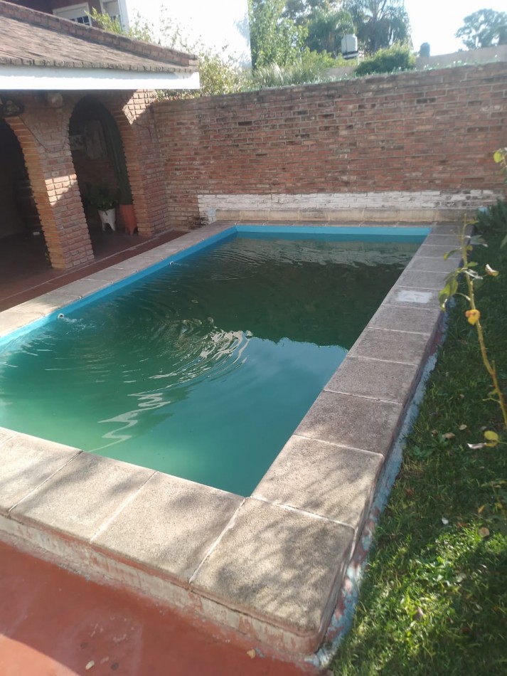 CASA AL FRENTE CON RETIRO DE JARDIN 
