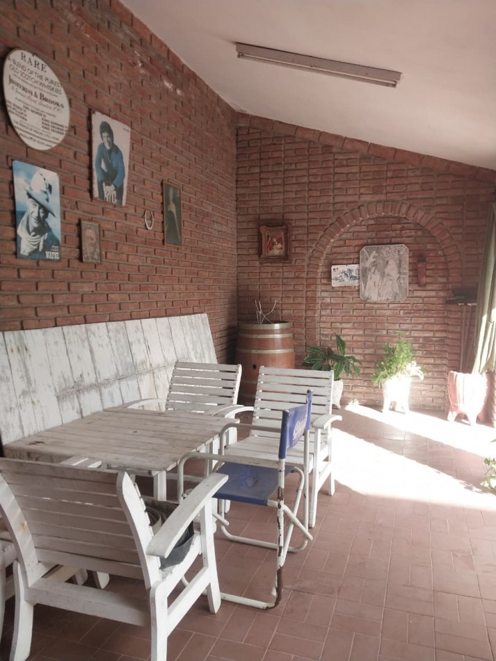 CASA AL FRENTE CON RETIRO DE JARDIN 