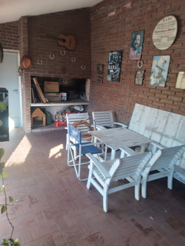 CASA AL FRENTE CON RETIRO DE JARDIN 