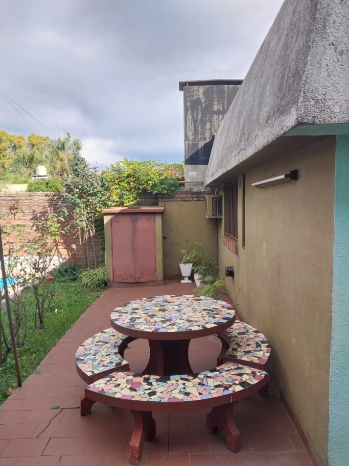 CASA AL FRENTE CON RETIRO DE JARDIN 