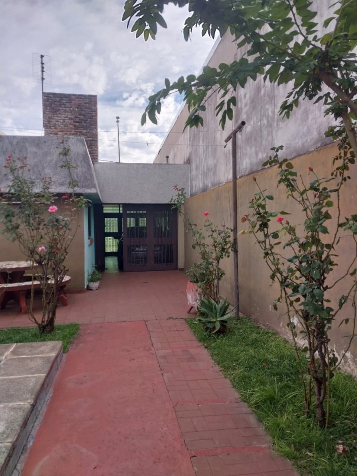 CASA AL FRENTE CON RETIRO DE JARDIN 