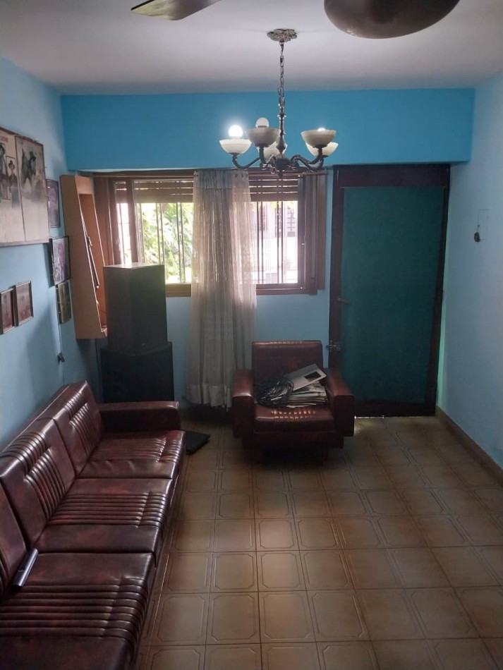 CASA AL FRENTE CON RETIRO DE JARDIN 