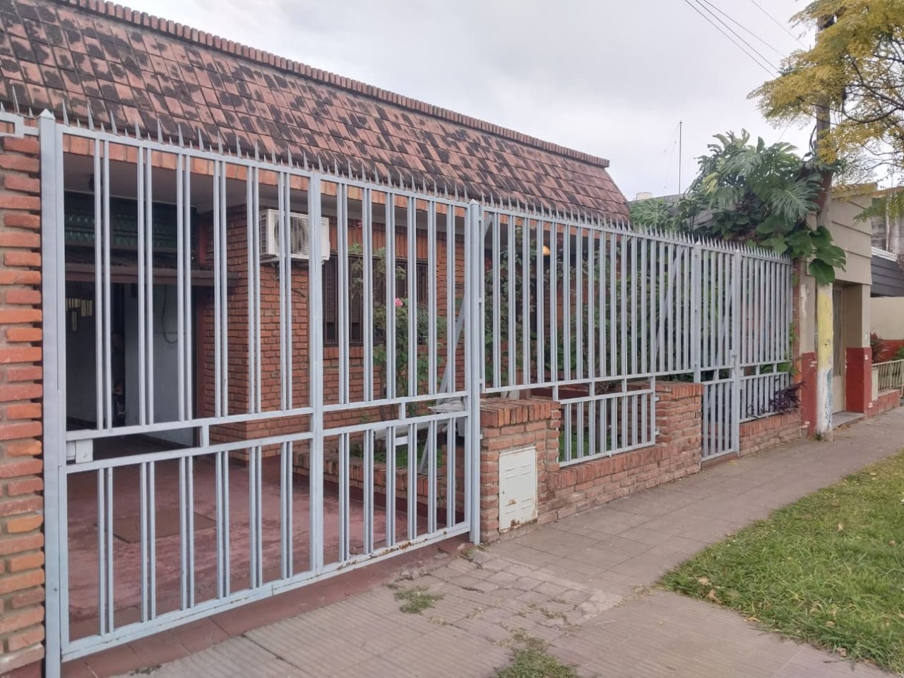 CASA AL FRENTE CON RETIRO DE JARDIN 