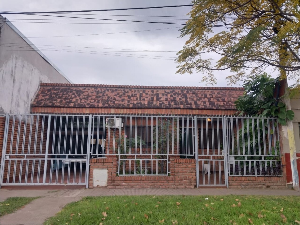 CASA AL FRENTE CON RETIRO DE JARDIN 