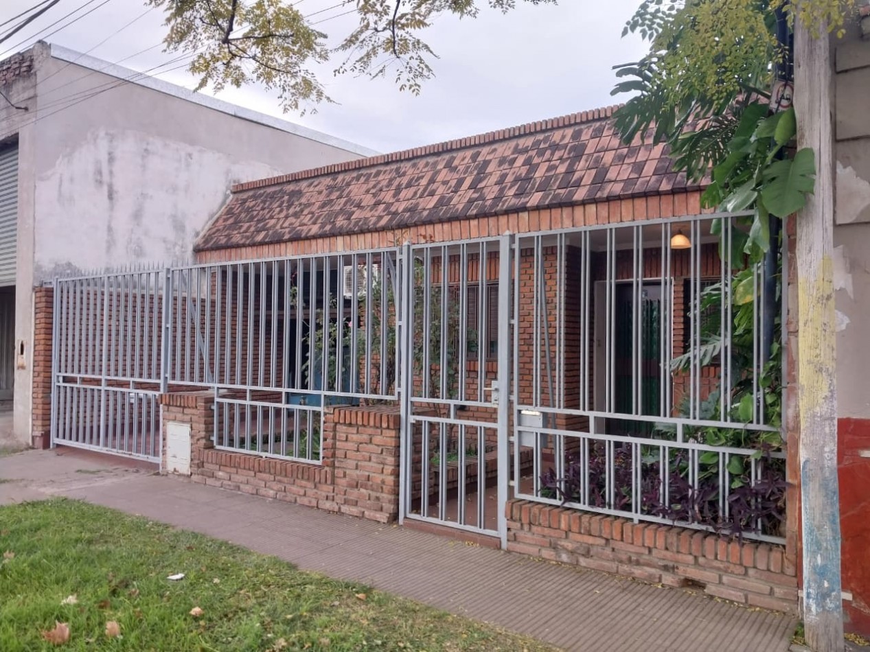 CASA AL FRENTE CON RETIRO DE JARDIN 