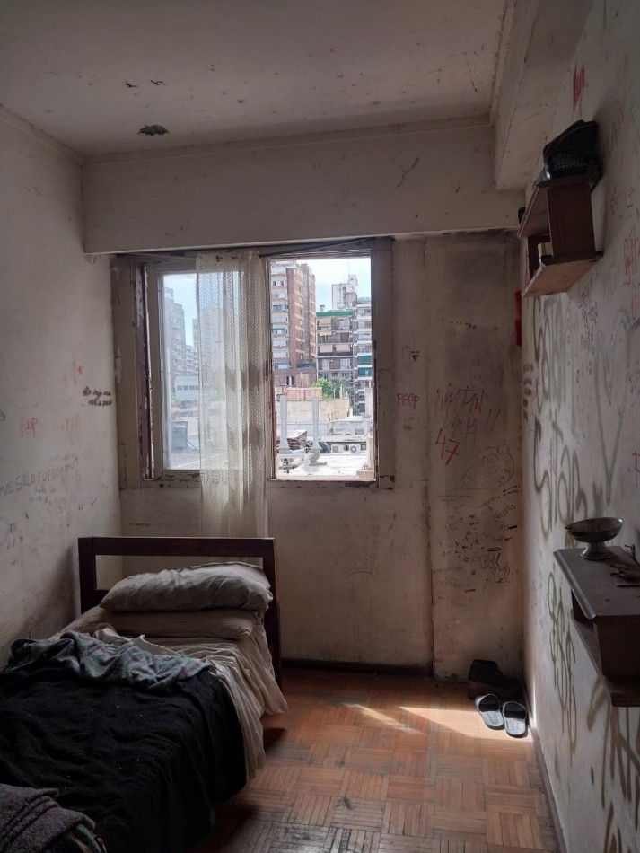 REMATE JUDICIAL - DEPARTAMENTO 2 DORMITORIOS CON COMODIN AL FRENTE A RECICLAR