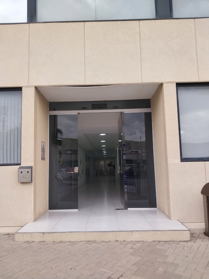 VENTA OFICINAS / ESTUDIO 8 UNIDADES EN SHOPPING PLAZA FISHERTON LIMITE ENTRE FUNES Y ROSARIO