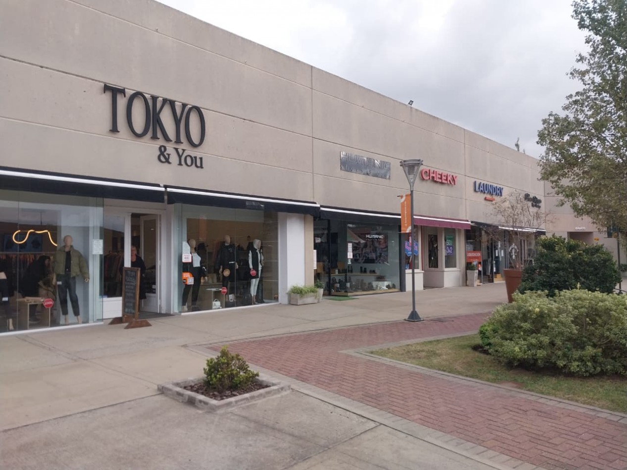 VENTA OFICINAS / ESTUDIO 8 UNIDADES EN SHOPPING PLAZA FISHERTON LIMITE ENTRE FUNES Y ROSARIO