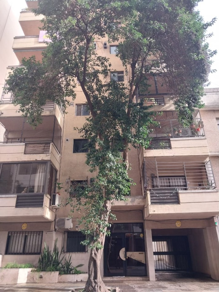 Departamento Semipiso al Frente 2 Dormitorios con Cochera Italia N°164  Valor Negociable
