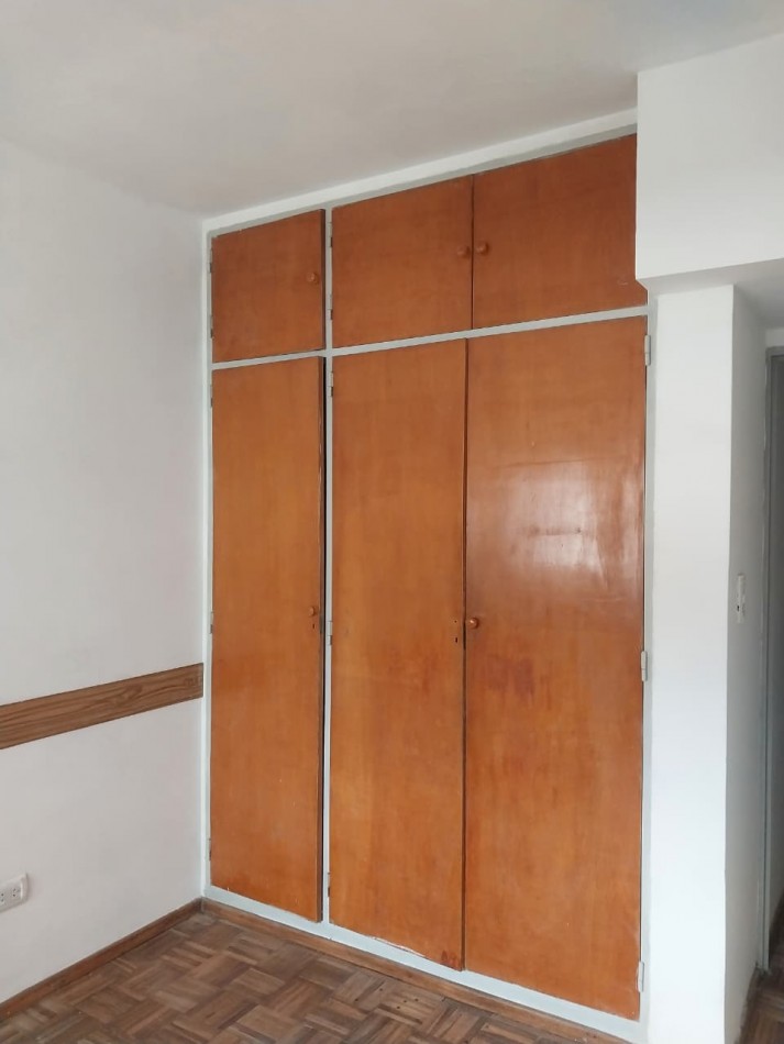 Departamento Semipiso al Frente 2 Dormitorios con Cochera Italia N°164  Valor Negociable