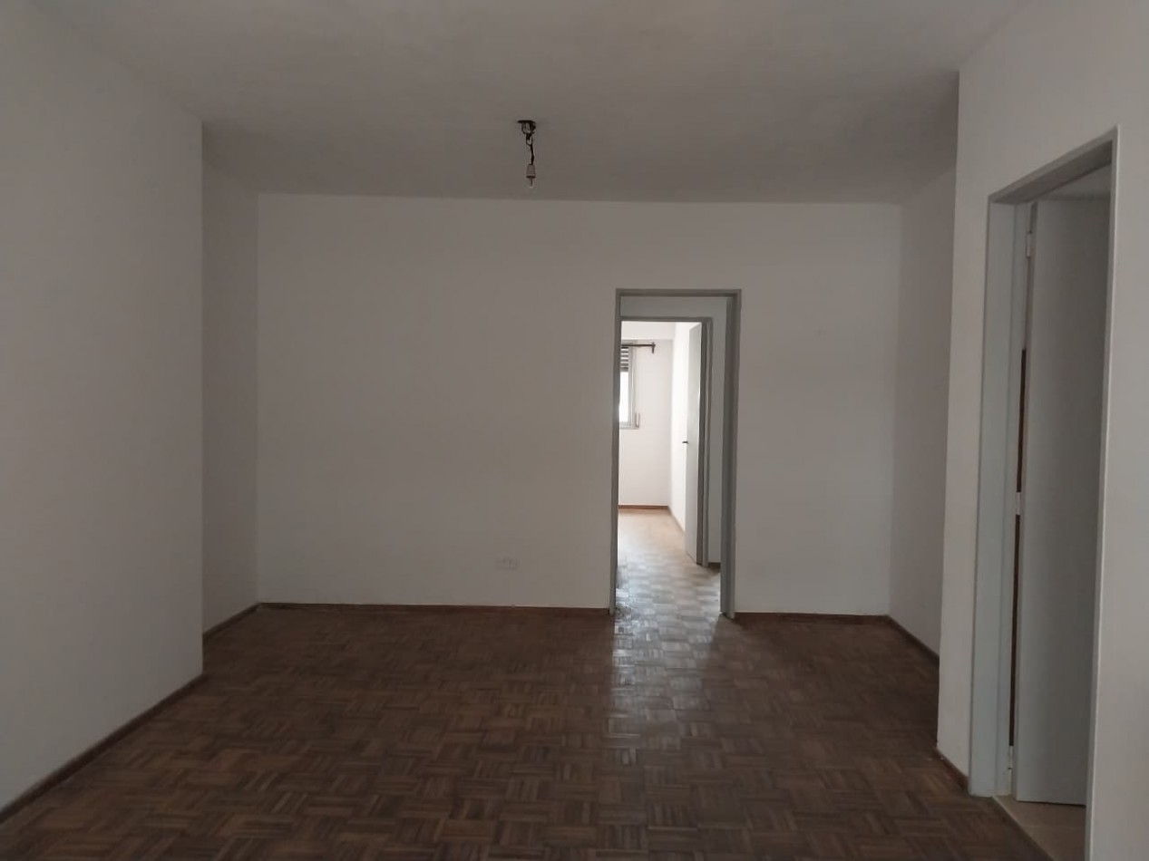 Departamento Semipiso al Frente 2 Dormitorios con Cochera Italia N°164  Valor Negociable
