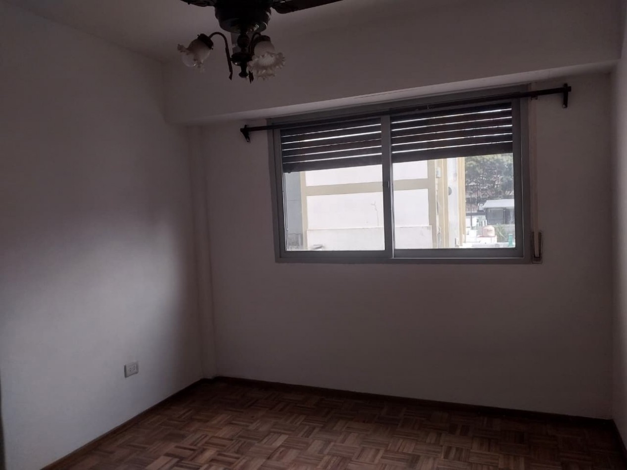 Departamento Semipiso al Frente 2 Dormitorios con Cochera Italia N°164  Valor Negociable