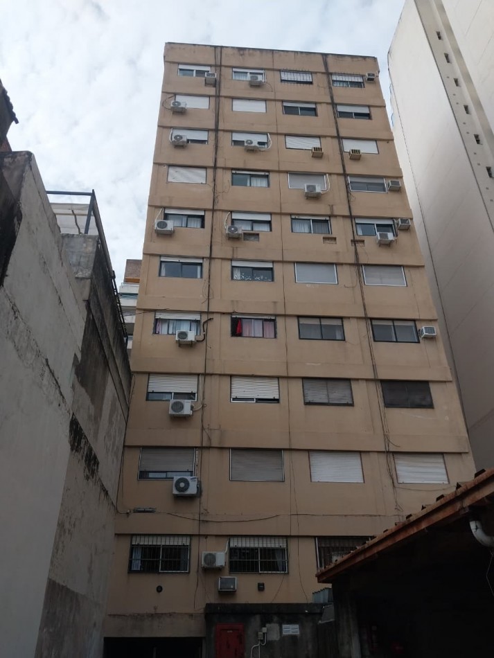 Departamento Semipiso al Frente 2 Dormitorios con Cochera Italia N°164  Valor Negociable