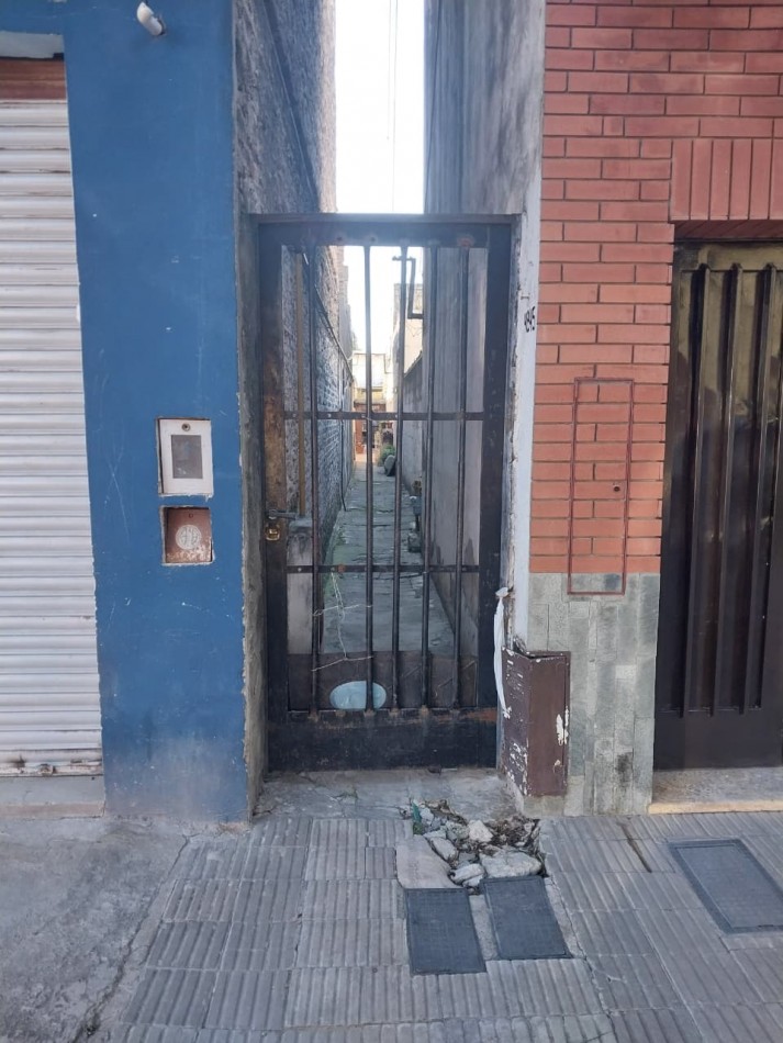Departamento Interno de Pasillo 3 Dormitorios con Patio y Terraza Zona Sur Crespo 4225 (2 unidades en el mismo) SIN EXPENSAS