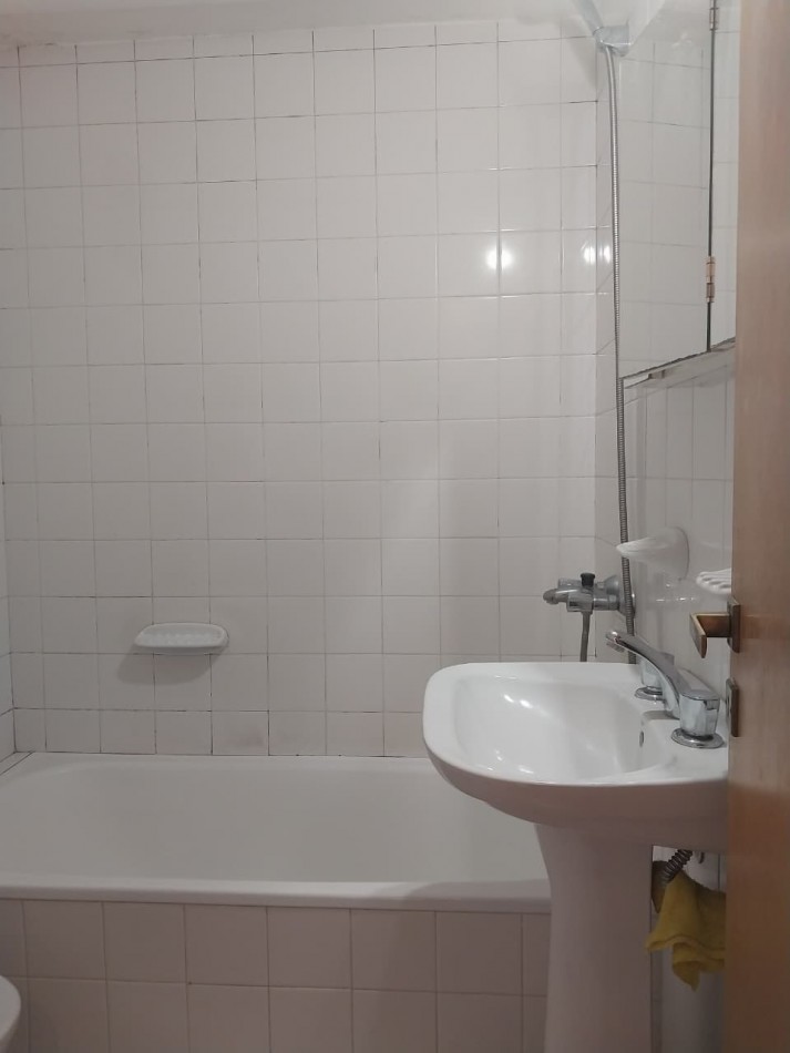 Semipiso al frente 2 dormitorios excelente ubicacion Italia al 1500