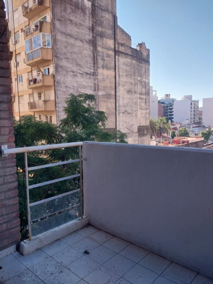 Semipiso al frente 2 dormitorios excelente ubicacion Italia al 1500
