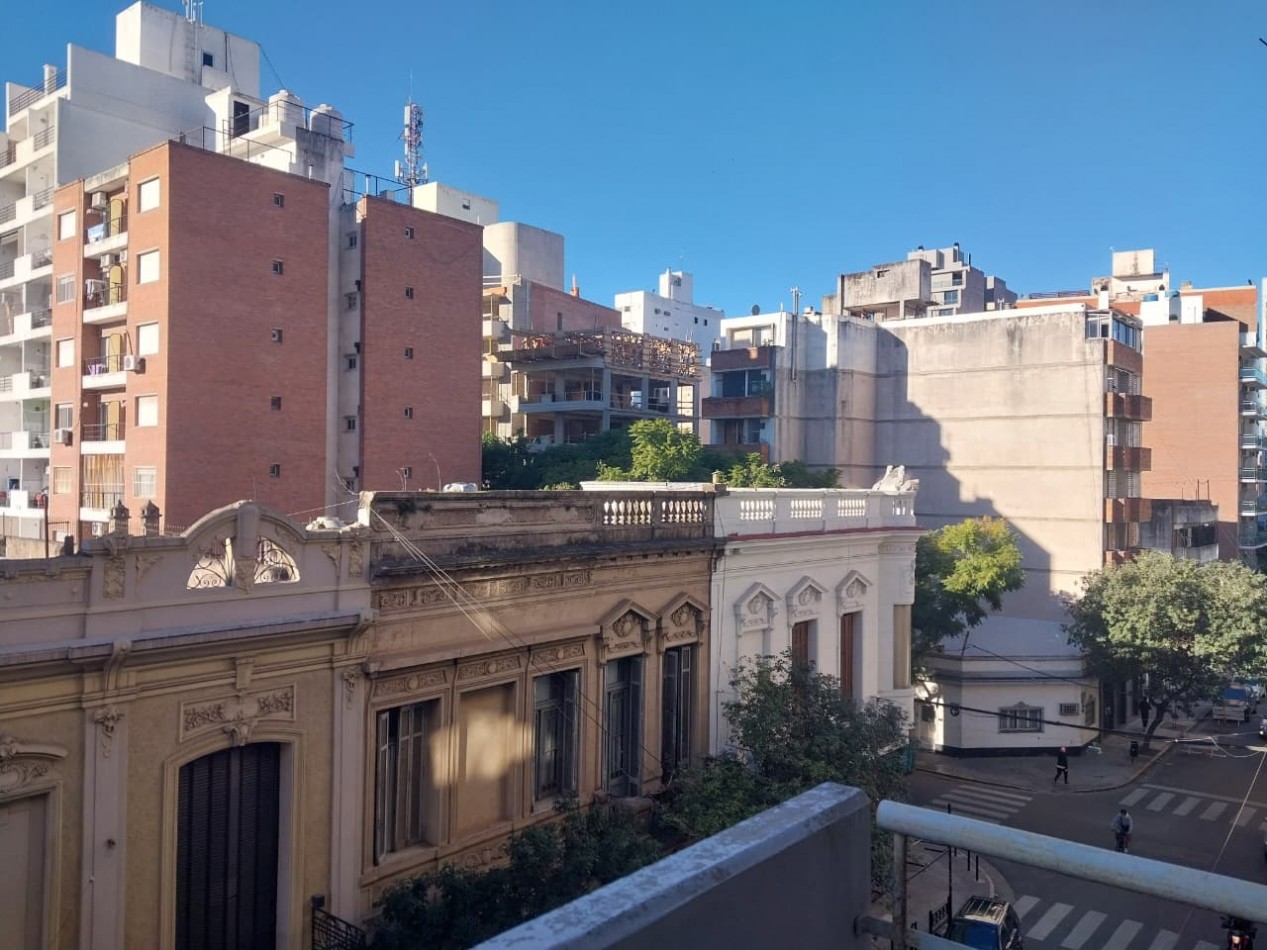Semipiso al frente 2 dormitorios excelente ubicacion Italia al 1500