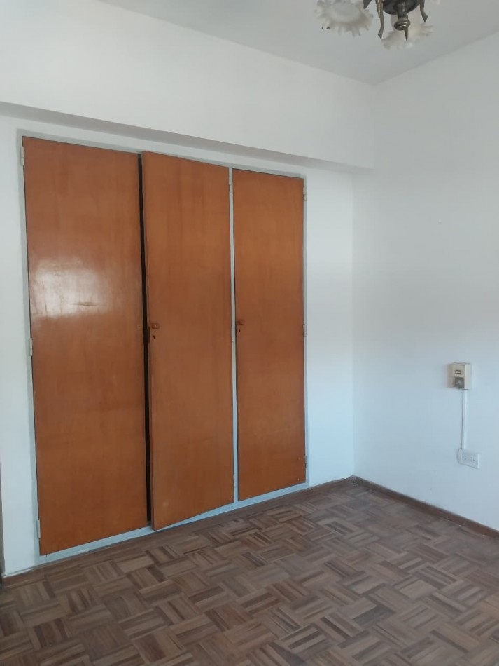 Departamento Semipiso al Frente 2 Dormitorios con Cochera Italia N°164 Valor Negociable