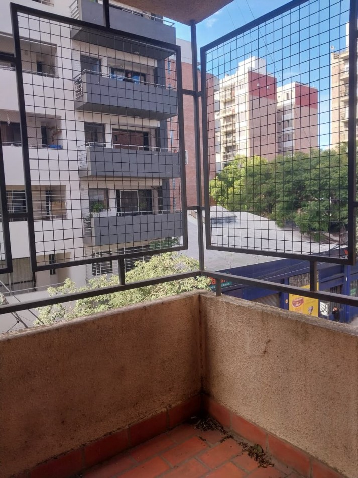 Departamento Semipiso al Frente 2 Dormitorios con Cochera Italia N°164 Valor Negociable