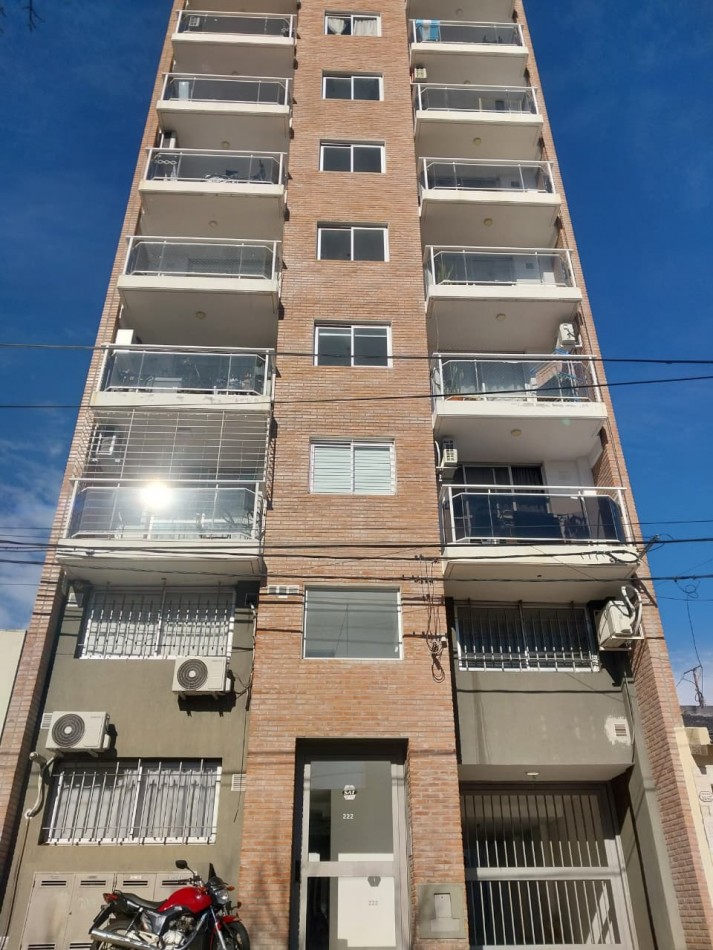 Semipiso al frente con Balcon cerrado al contrafrente excelente estado ventilacion cruzada