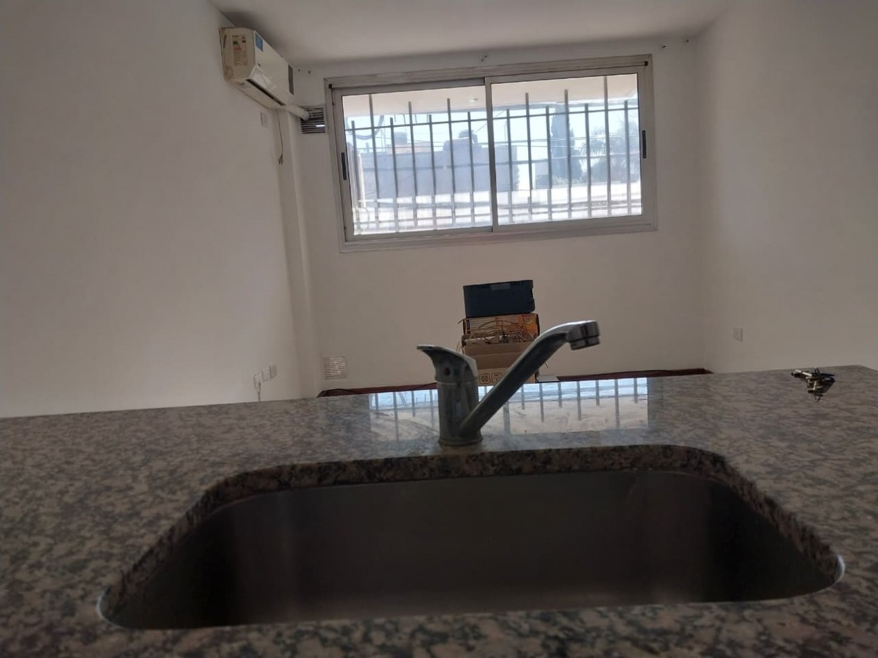 Semipiso al frente con Balcon cerrado al contrafrente excelente estado ventilacion cruzada
