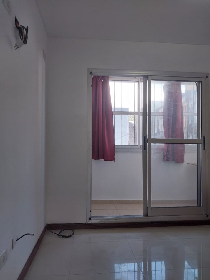 Semipiso al frente con Balcon cerrado al contrafrente excelente estado ventilacion cruzada