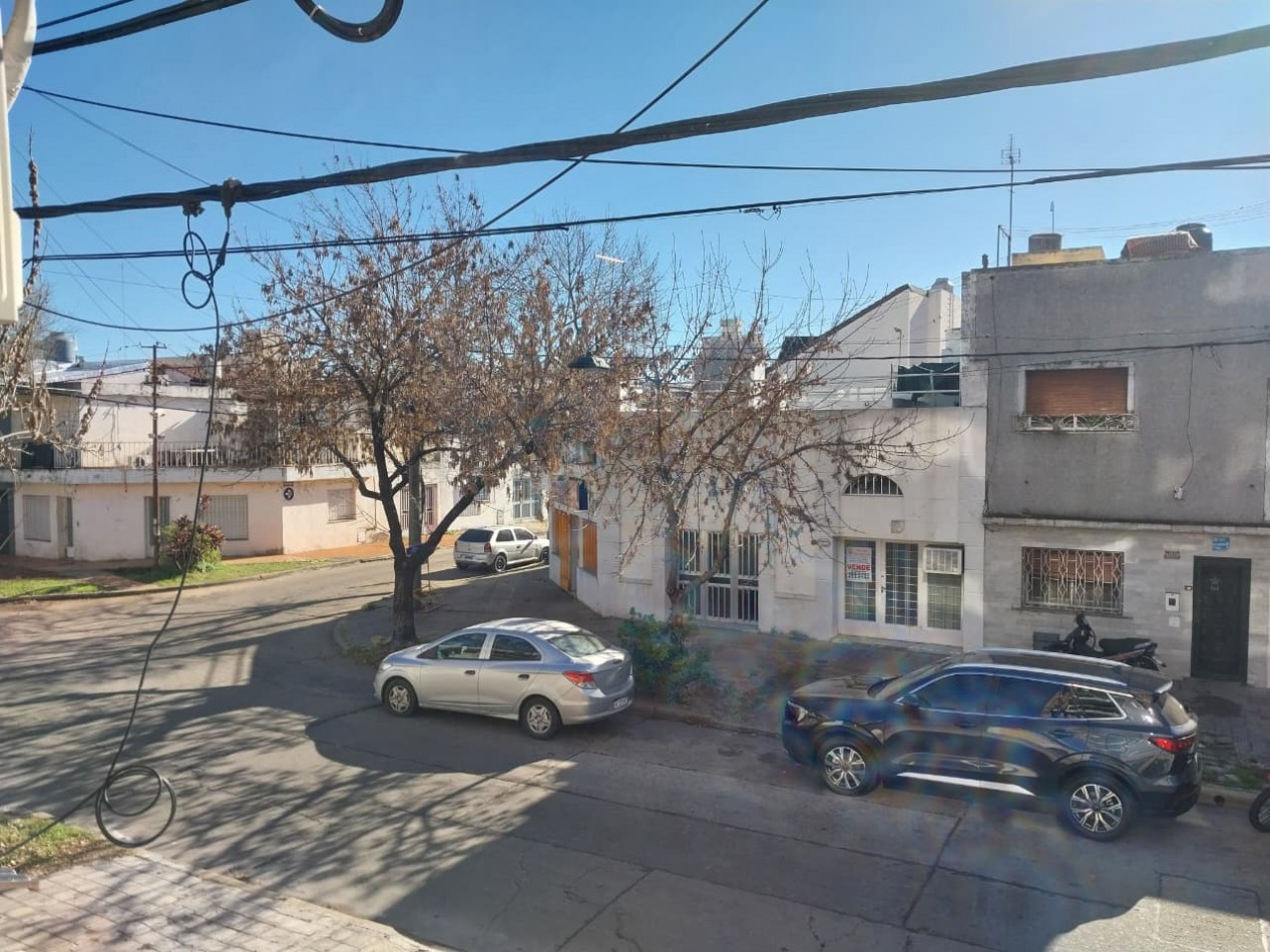 Semipiso al frente con Balcon cerrado al contrafrente excelente estado ventilacion cruzada